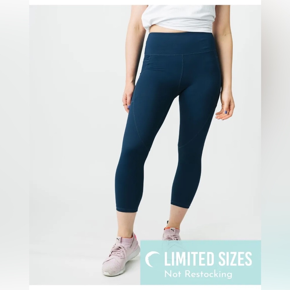 ZYIA LEGGINGS
- size medium
- navy blue
- below the calf length